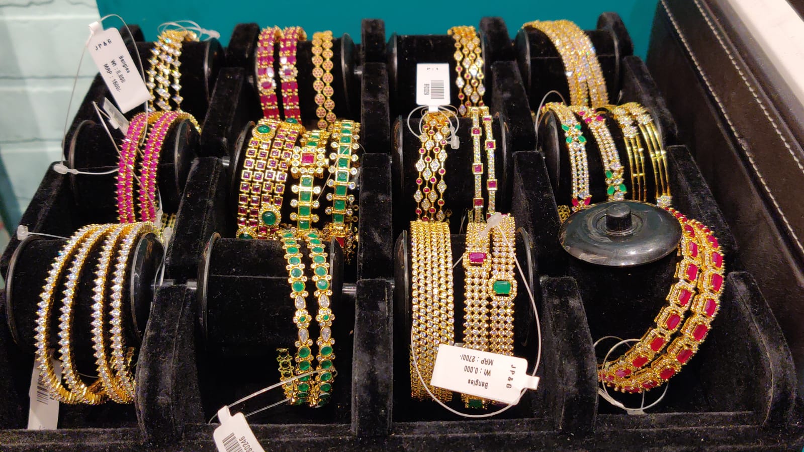 Jagdamba Pearls, Galleria