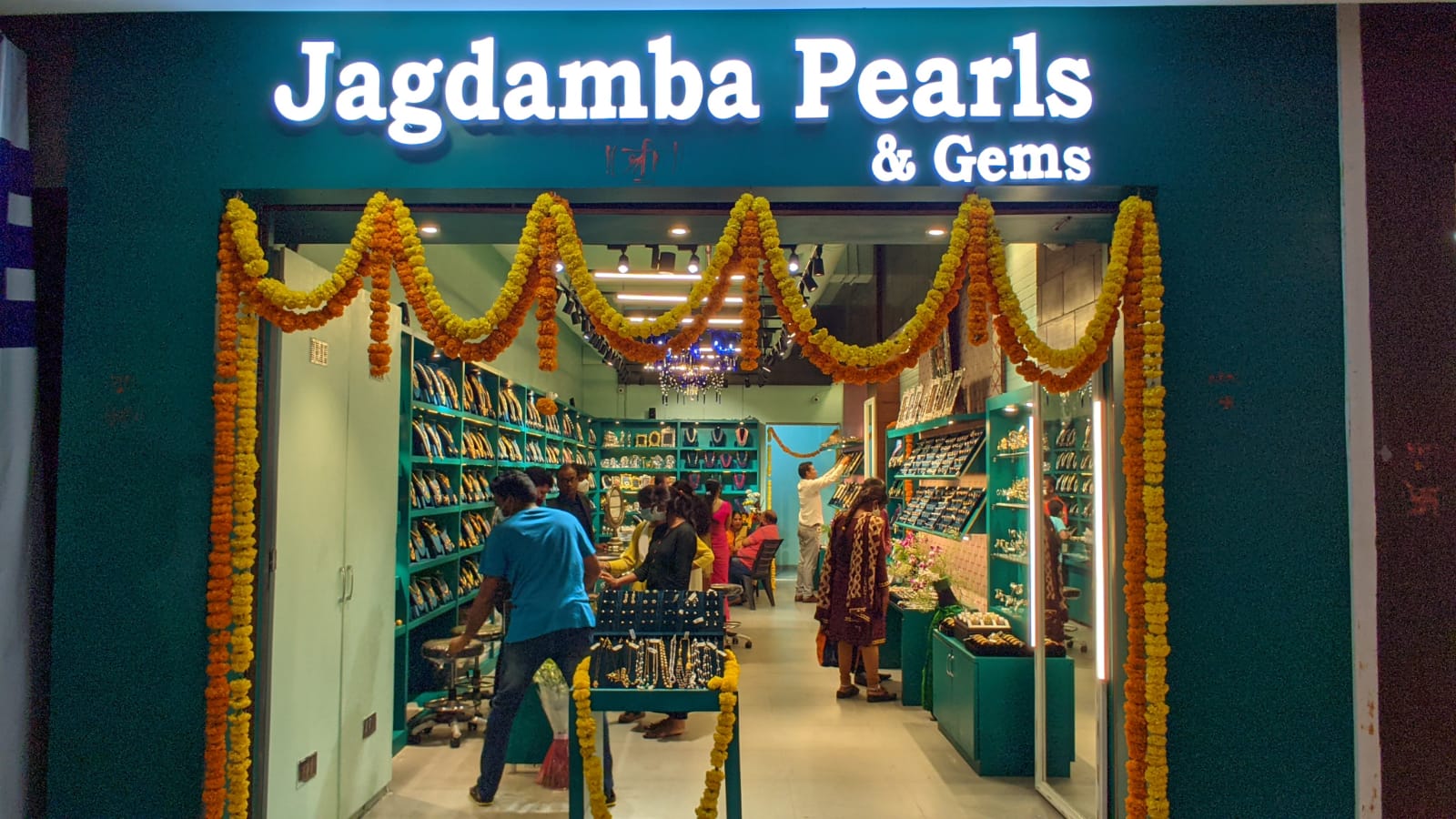 Jagdamba Pearls, Galleria